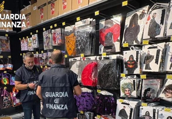 Maschere, travestimenti e trucchi fuori norma per Halloween: la Finanza sequestra 7.500 articoli nell’Udinese