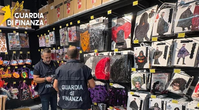 Maschere, travestimenti e trucchi fuori norma per Halloween: la Finanza sequestra 7.500 articoli nell’Udinese