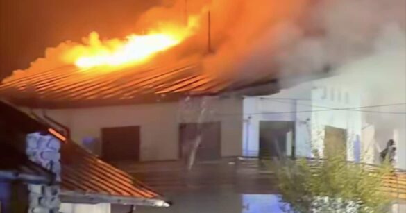 VIDEO – Tetto in fiamme a Tarvisio, vigili del fuoco al lavoro: disagi sulla statale 13