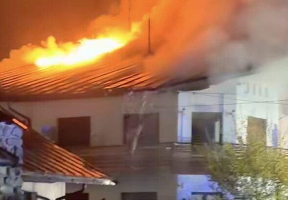 VIDEO – Tetto in fiamme a Tarvisio, vigili del fuoco al lavoro: disagi sulla statale 13
