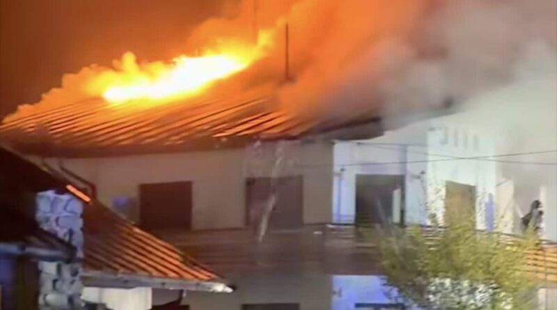 VIDEO – Tetto in fiamme a Tarvisio, vigili del fuoco al lavoro: disagi sulla statale 13