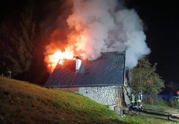 Incendio nella notte nello chalet, muore un uomo a Pontebba