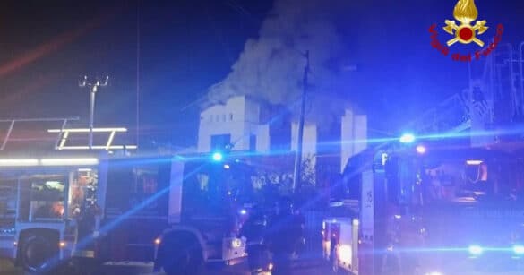 VIDEO – Tarvisio, tetto divorato dalle fiamme: vigili del fuoco al lavoro per tutta la notte