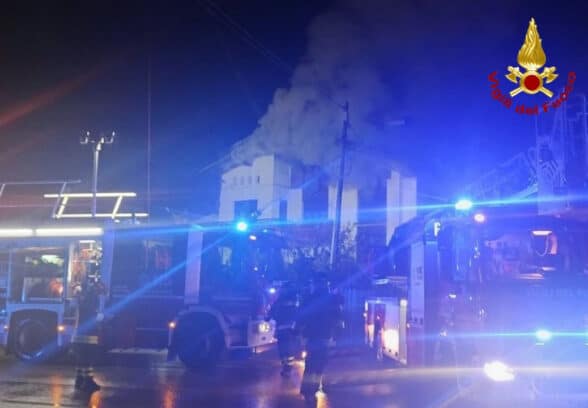 VIDEO – Tarvisio, tetto divorato dalle fiamme: vigili del fuoco al lavoro per tutta la notte