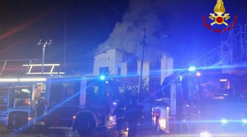 VIDEO – Tarvisio, tetto divorato dalle fiamme: vigili del fuoco al lavoro per tutta la notte
