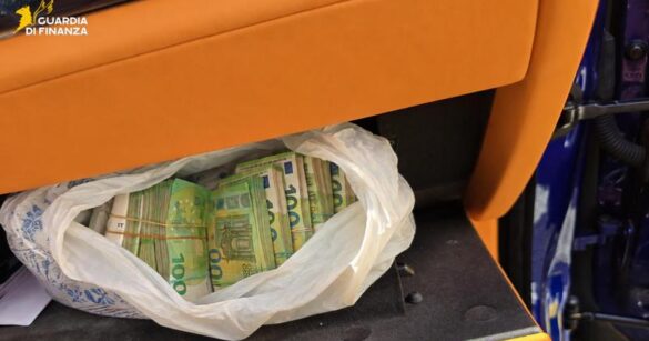 In Rolls Royce dalla Romania con 100mila euro in contanti: intercettati dai finanzieri