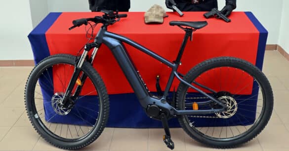 Rubano auto e bici elettrica, poi lo schianto durante l’inseguimento dei carabinieri