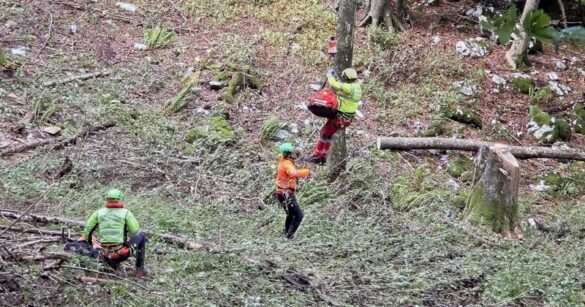 Soccorsi in azione per un giovane infortunato nei boschi sopra Avasinis