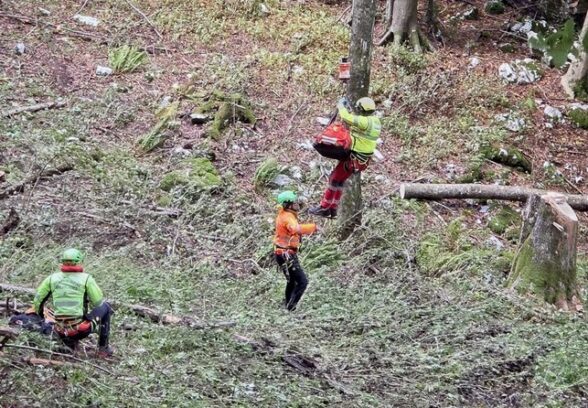 Soccorsi in azione per un giovane infortunato nei boschi sopra Avasinis