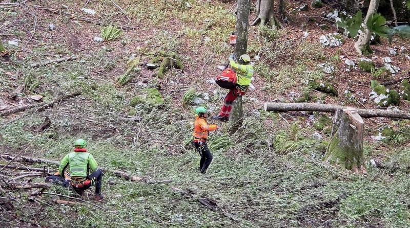Soccorsi in azione per un giovane infortunato nei boschi sopra Avasinis