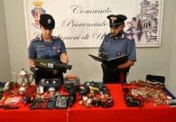 Entravano in casa senza scasso grazie ai decodificatori: scoperto il garage-deposito dei ladri