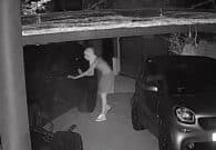 VIDEO – Rubano un Suv, bucano una gomma e uno dei ladri si addormenta all’interno del mezzo