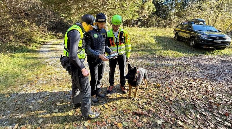 VIDEO – Soccorso in montagna, esercitazione delle unità cinofile della Guardia di Finanza nel Tarvisiano