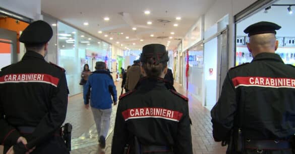 Vestiti di marca e cibo rubato tra i negozi: tre denunce per furto aggravato