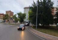 Minacciato con un bastone e rapinato del cellulare