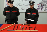 Armato di coltelli danneggia due auto nel parcheggio condominiale: bloccato e arrestato dai Carabinieri
