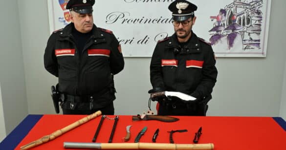 Armato di coltelli danneggia due auto nel parcheggio condominiale: bloccato e arrestato dai Carabinieri