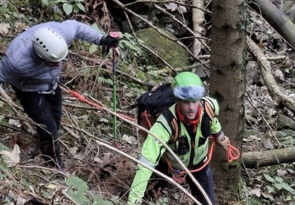 Cercatore di funghi perde l’orientamento nei boschi, interviene il Soccorso Alpino