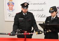 In bici di notte con una katana di un metro legata alla schiena: denunciato
