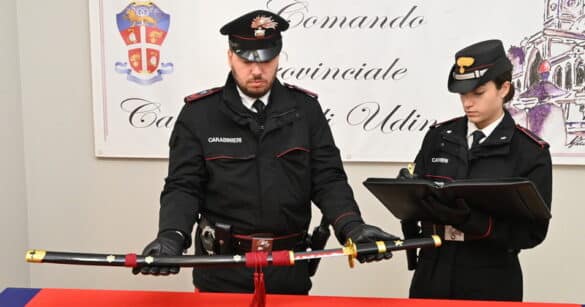 In bici di notte con una katana di un metro legata alla schiena: denunciato