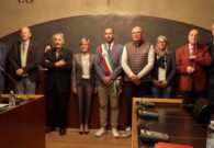 VIDEO – Il Consiglio comunale di Gemona omaggia i sindaci protagonisti della ricostruzione