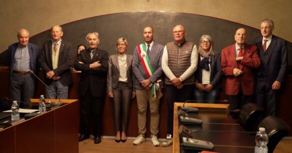 VIDEO – Il Consiglio comunale di Gemona omaggia i sindaci protagonisti della ricostruzione