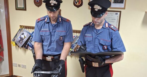 Paura al pronto soccorso: uomo minaccia i presenti con un coltello